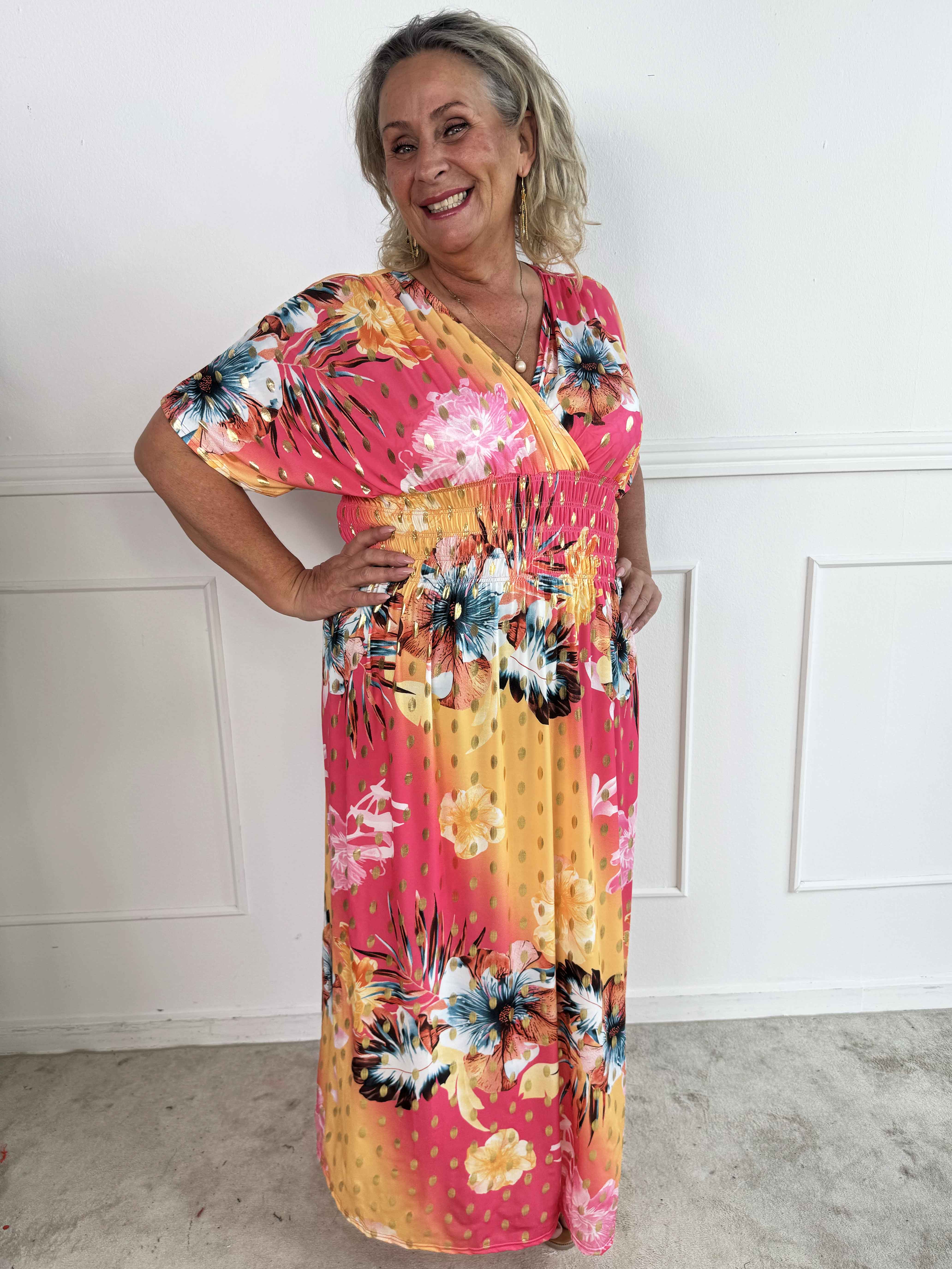 Pams Hawaii - Lang plus size kjole i elastisk stof med blomsterprint